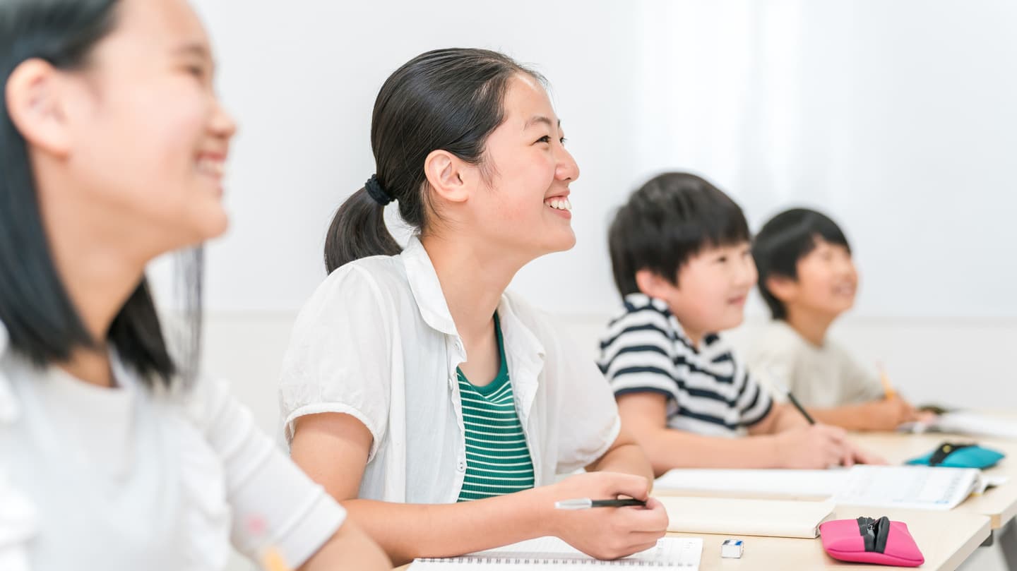 塾で勉強する学生