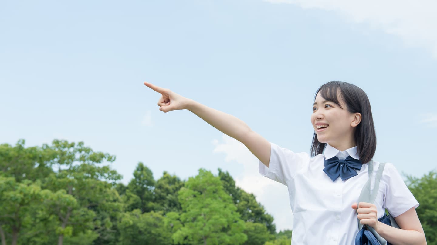 指をさす女子中学生