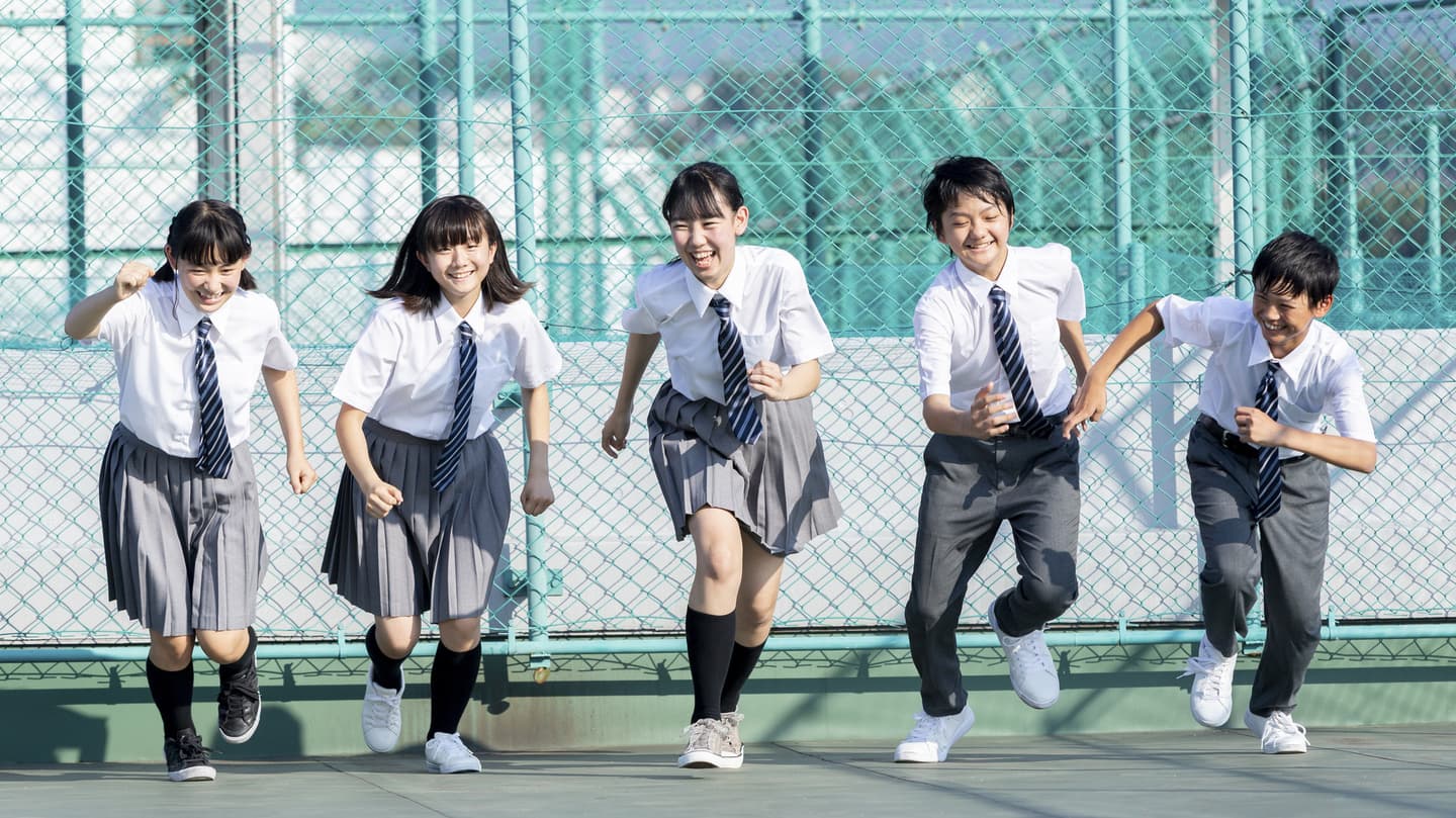 指をさす女子中学生