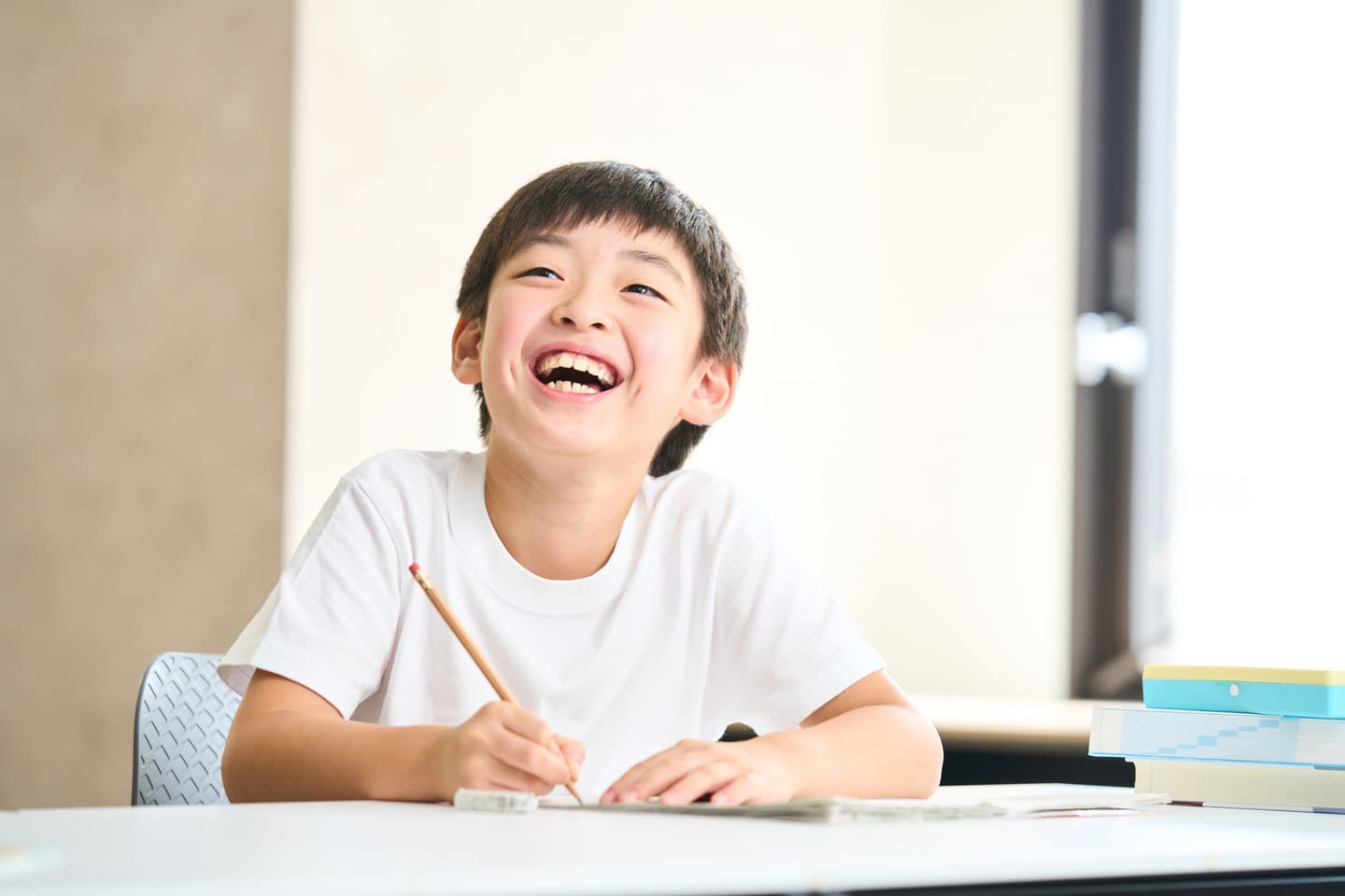 勉強をする小学生