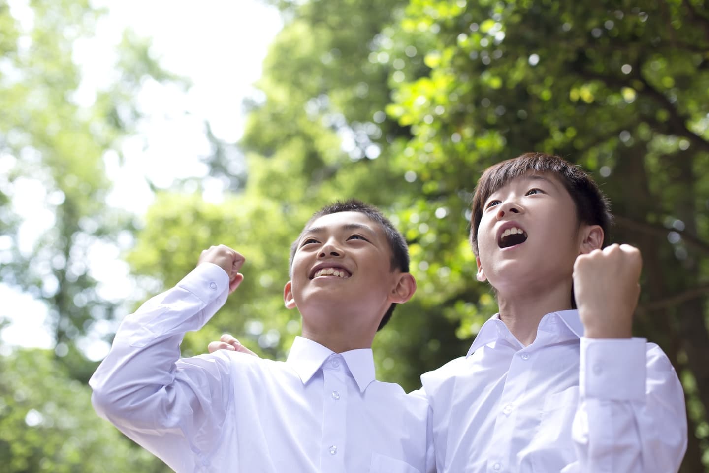 塾で自習をする中学生の女の子