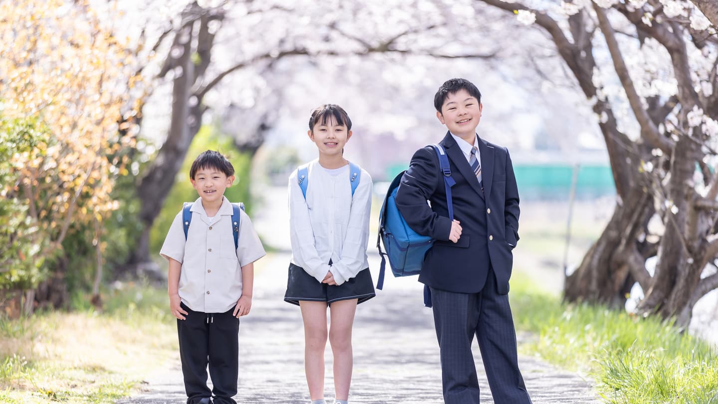 桜のなかの中学生