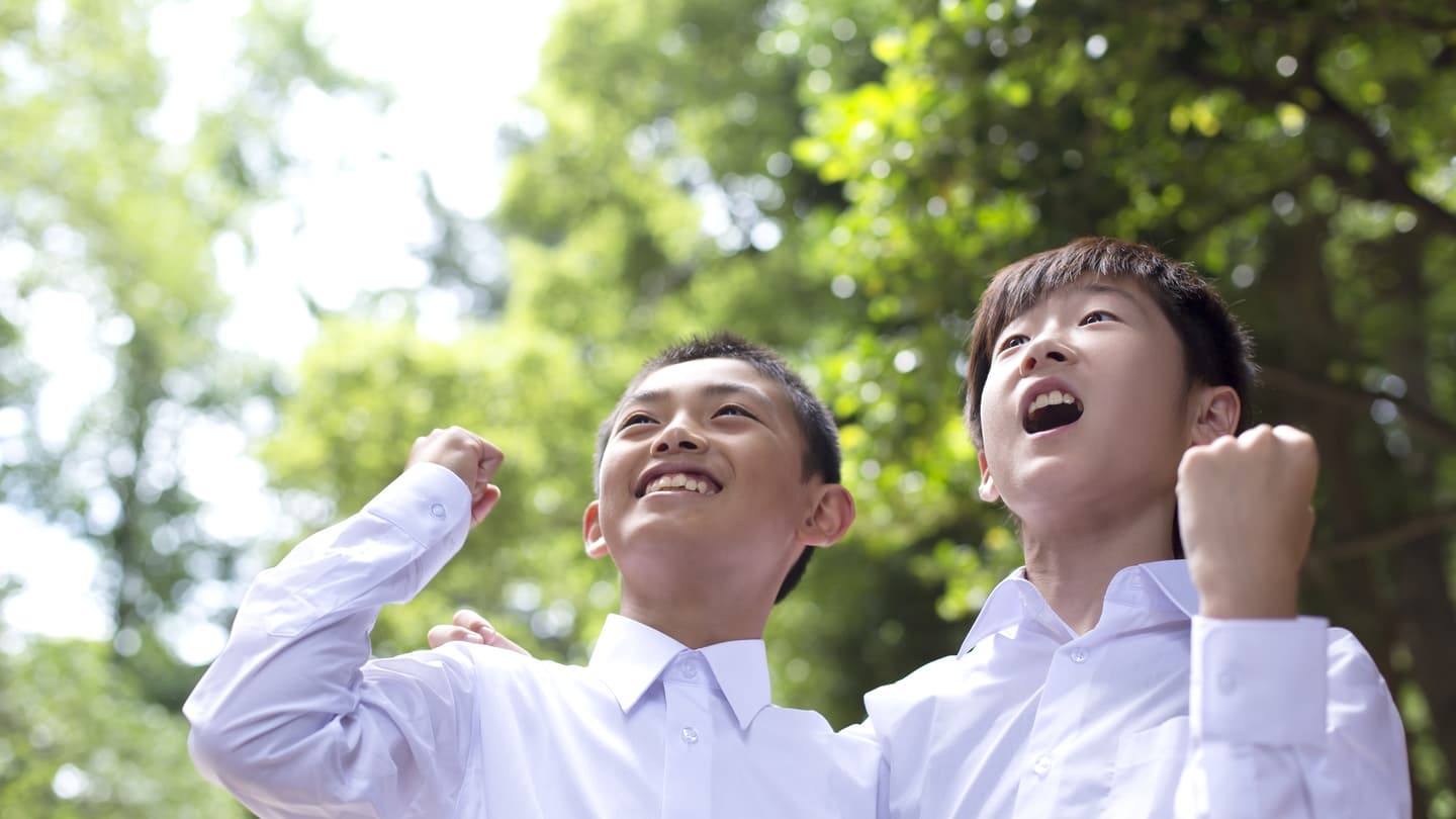 桜のなかの中学生